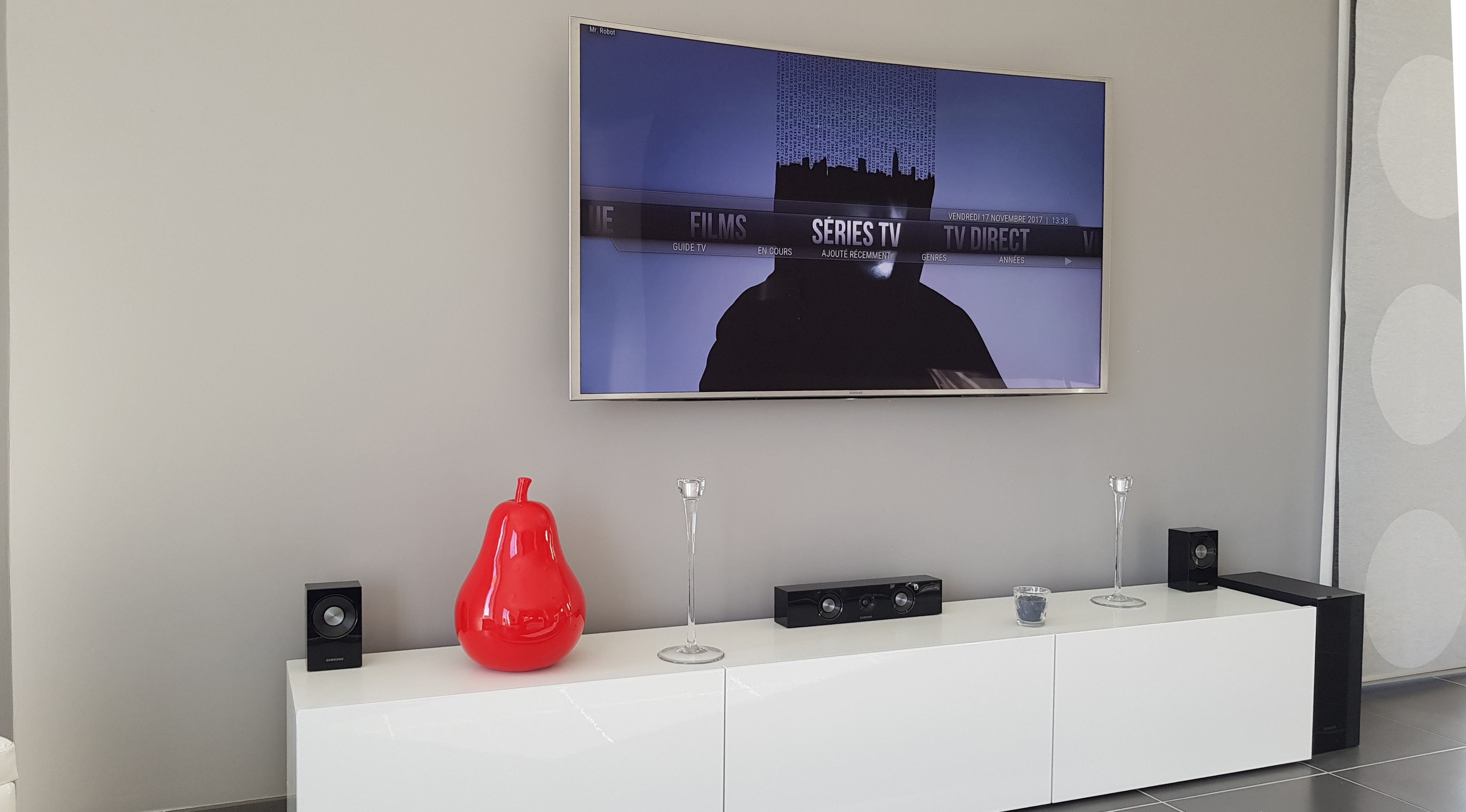 La TV dans mon salon : sans câble apparent, les éléments sont déportés dans le meuble TV
