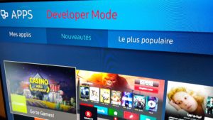 Photo du menu Apps d'une Smart TV Samsung avec le texte Developer Mode en rouge