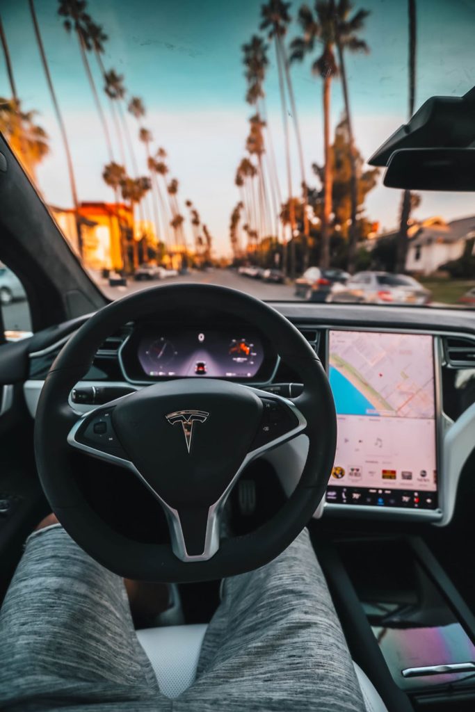 "Au volant" d'une Tesla utilisant l’intelligence artificielle pour conduire de façon autonome.
